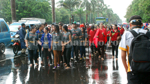 Peserta Selebrasi Paskah Remaja GMIM yang tetap antosias kendati diguyur hujan (foto beritamanado)