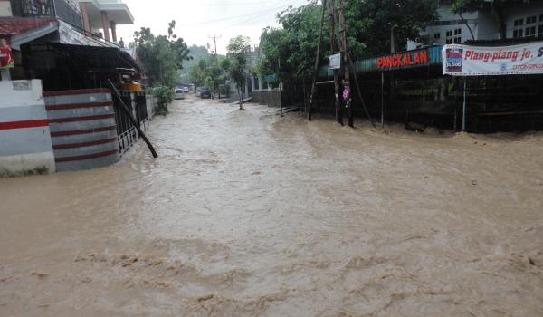 Jalan di perumahan Marco Duta Ranomuut berubah menjadi sungai berarus (foto beritamanado)