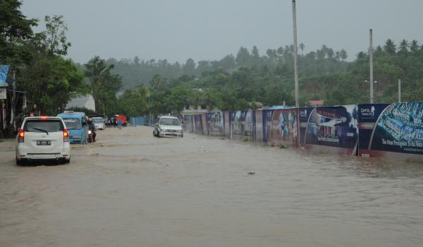 Banyak kendaraan mogok terjebak banjir di jalan samping perumahan Capitol Primera City, eks pacuan kuda (foto beritamanado)