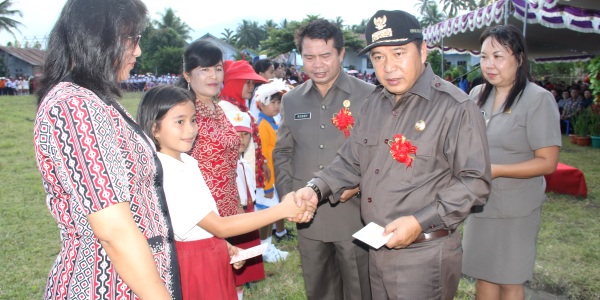 SERAHKAN BEASISWA: Bupati saat menyerahkan beasiswa bagi siswa berprestasi untuk semua jenjang pendidikan berupa tabungan di BRI