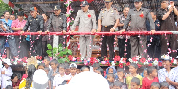 PAWAI: Bupati didampingi Sekda Adrianus Tinungki, Kadis Dikpora Robby Ngongoloy, Camat Silian Raya dan Kapolsek Touluaan ikut berbaur dan basah kuyup di panggung kehormatan, guna menyambut peserta pawai dan drum band