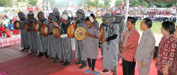 TOLERANSI: Penampilan grup qasidah dari umat Muslim turut meramaikan selebrasi Paskah Minahasa Tenggara 2014