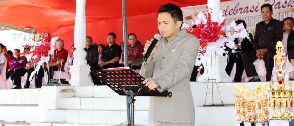 SUKSES: Ketua panitia yang juga Wakil Bupati memberikan laporan kegiatan Paskah Minahasa Tenggara 2014
