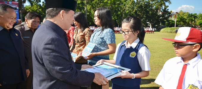 Gubernur Sulut Dr S H Sarundajang saat memberikan penghargaan kepada para siswa