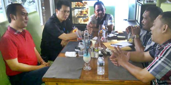 Jemmy Asiku (kiri)  berbincang bersama Anton Arsyad dan para aktivis kelompok sosial Gerakan Manado Bangkit