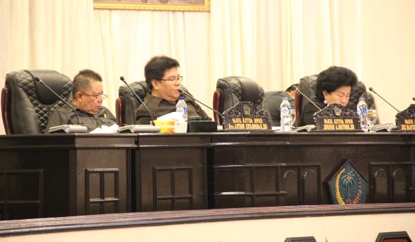 Meja pimpinan. Rapat dipimpin wakil ketua DPRD Sulut Arthur Kotambunan, didampingi Sus Sualang-Pangemanan dan Joudie Watung (foto beritamanado)