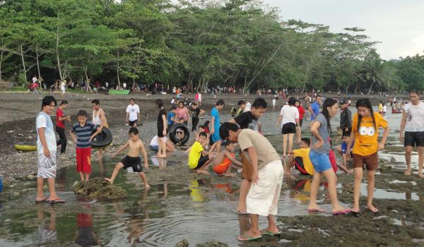 Sensasi air panas belerang di Pantai Moinit menjadi incaran wisatawan (foto beritamanado)