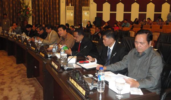 Anggota DPRD di rapat paripurna (foto beritamanado)