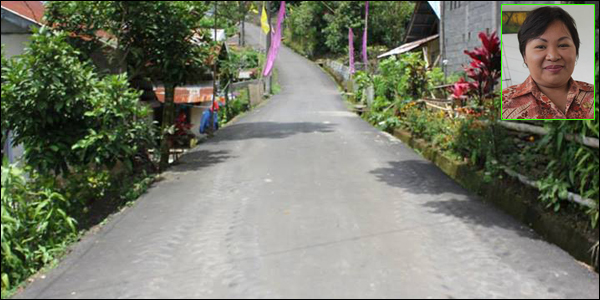 Jalan di Kelurahan Pinaras yang telah diaspal. Inzet: Mieke Tulung.
