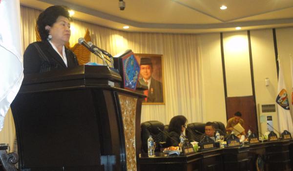 Wakil ketua DPRD Sus Sualang-Pangemanan membacakan laporan kinerja pimpinan (foto beritamanado)