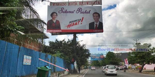 Reklame Indonesia Hebat berdiri kokoh diatas trotoar