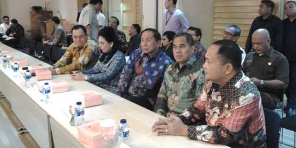 Walikota Kotamobagu Tatong Bara (kedua dari kiri) Bersama Kepala Daerah Sulut Saat Berada di Gedung KPK