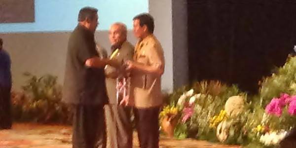 Vicky Lumentut menerima penghargaan dari SBY (foto medco)