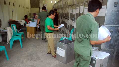 KPU Kota Bitung ketika membuka kotak suara DPRD Provinsi (foto beritamanado)
