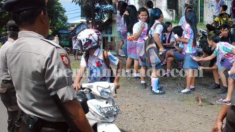 Aksi coret-coret yang dilakukan siswa di depan SMK Negeri 1 dan 2 Kota Bitung (foto beritamanado)
