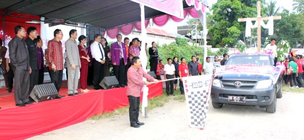 SEMARAK: Bupati James Sumendap melepas rombongan Selebrasi Paskah se-Kabupaten Minahasa Tenggara