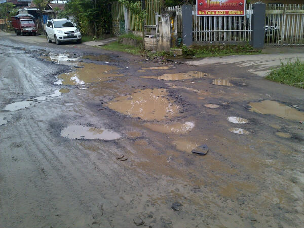 Salah satu ruas jalan yang rusak di Kelurahan Dendengan Dalam