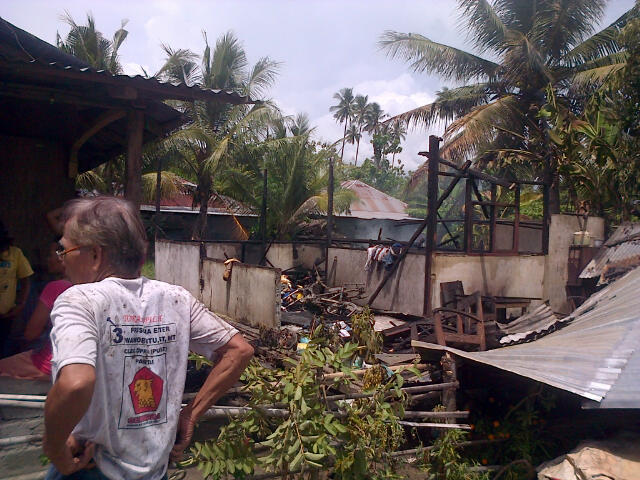 Rumah Keluarga Waroka-Bangki, Desa Teep Ludes Dilalap Api