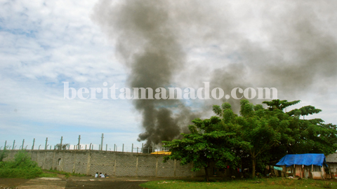 Lokasi PT Agro Makmur Raya yang mengeluarkan asap (foto beritamanado)