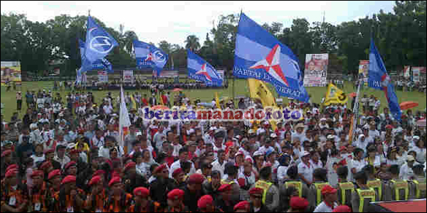 Atribut partai Demokrat berkibar ditengah kerumunan massa pendukung dan relawan Prabowo-Hatta.