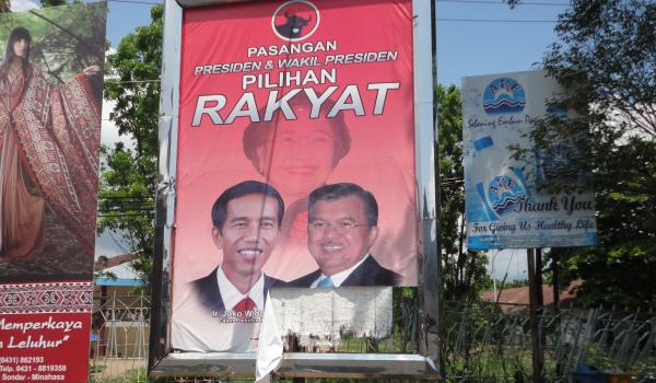Baliho Jokowi-JK di Sario depan gedung Pingkan dirusak oknum tidak bertanggungjawab (foto beritamanado)