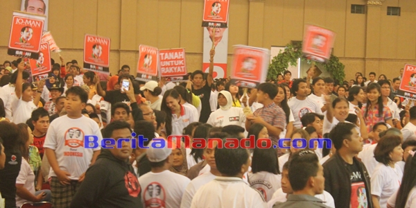 Simpatisan dan Pendukung Jokowi-JK Yang Memadati Ruangan Manado Convention Center