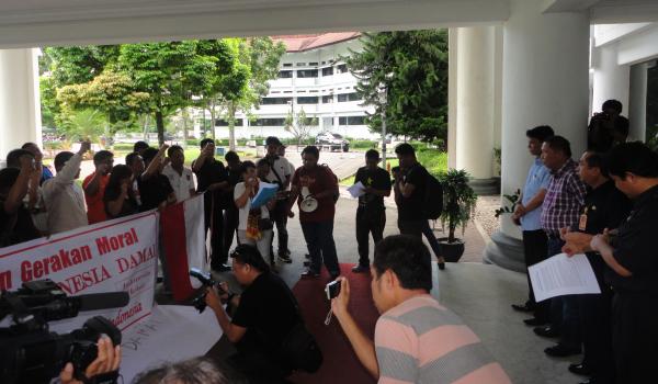 Aksi Sepakat Indonesia Damai di Kantor Gubernur (foto beritamanado)