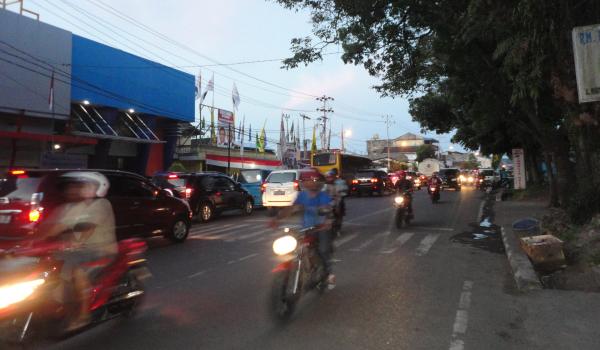 Macet Jalan Martadinata terjadi setiap hari (foto beritamanado)