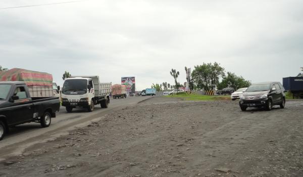 Jalan rusak penyebab kemacetan di Maumbi (foto beritamanado)