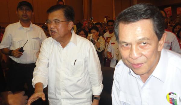 Jusuf Kalla dan Sarundajang saat baru tiba di MCC (foto beritamanado)