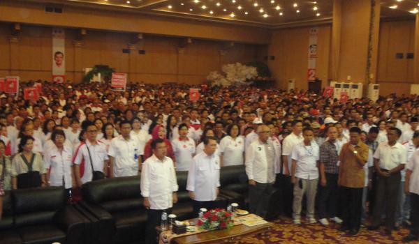 Jusuf Kalla didampingi ketua tim Sulut Sinyo Harry Sarundajang dan OC Kaligis bersama ribuan relawan Jokowi-JK di MCC (foto beritamanado)