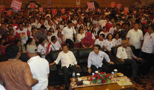 Jusuf Kalla didampingi ketua pemenangan Jokowi-JK Sulut Sinyo Harry Sarundajang (foto beritamanado)