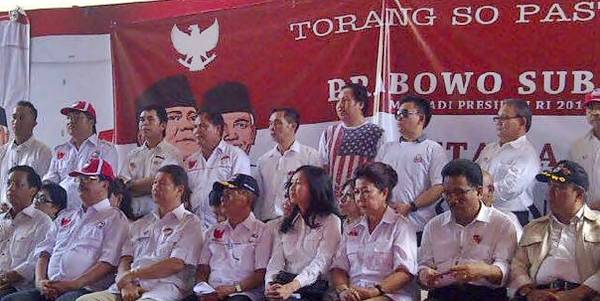 Kawanua Bersatu dukung Prabowo-Hatta. Tanpak hadir dua senator terpilih asal Sulut, Fabian Sarundajang dan Aryanthi Baramuli Putri
