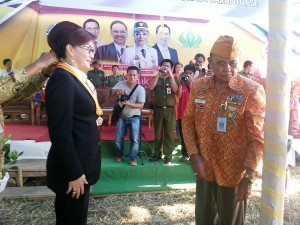 Ketua LVRI Prov Sulut Kolonel (Purn) Boyke Kambey sesat memberikan penghargaab kepada Bupati Minsel 