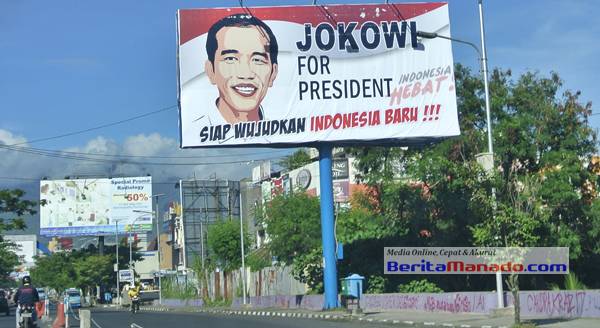 Papan Reklame Jokowi diatas trotoar jalan Piere Tendean, Boulevard Manado