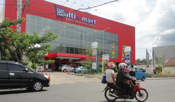 Pasar moderen Multimart Supermarket berhadapan dengan Pasar Segar Paal Dua (foto beritamanado)