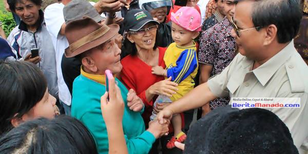 Prabowo Subianto saat pulang ke tanah kelahiran leluhurnya, Sabtu 22 Desember 2012. Prabowo kembali ke tanah kelahiran sang ibu, Dora Sigar di Langowan.
