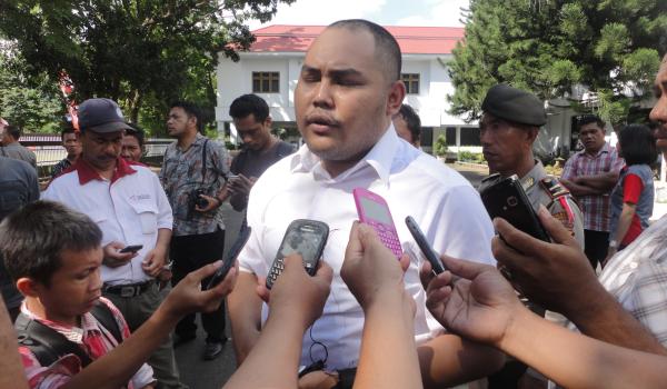 Koordinator aksi Ishak Sandala menjelaskan kepada media (foto beritamanado)