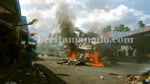 Aksi bakar ban yang dilakukan pedagang Pasar Sagerat (foto beritamanado)