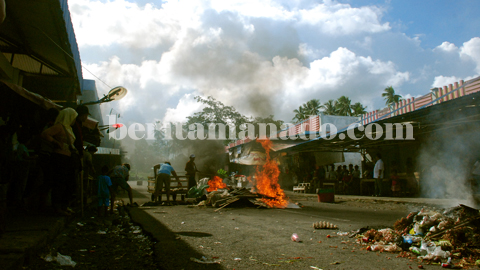 Aksi bakar ban yang dilakukan pedagang Pasar Sagerat (foto beritamanado)