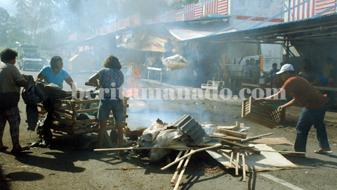 Aksi pedagang Pasar Sagerat melampiaskan kekecewaan terhadap Pemkot (foto beritamanado)