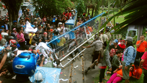 Sejumlah pedagang Pasar Sagerat tertimpa pagar ketika terlibat aksi saling dorong (foto beritamanado) 
