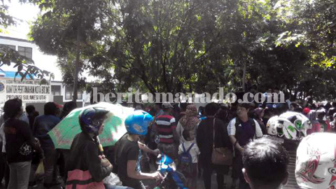 Ribuan warga erpack eks HGU PT Kinaleosan ketika mendatangi kantor BPN Kota Bitung (foto beritamanado)