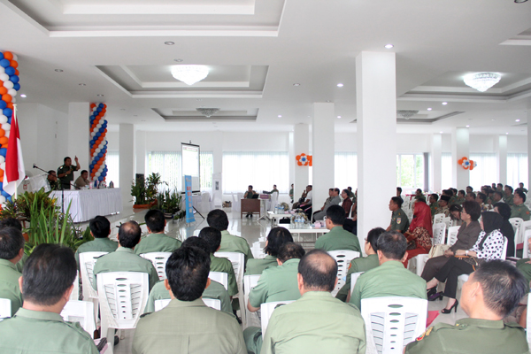 Para peserta diskusi mendengarkan penyampaian Bupati James Sumendap tentang arah pembangunan Kabupaten Mitra