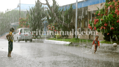 Hujan yang mengguyur wilayah Kota Bitung (foto beritamanado) 