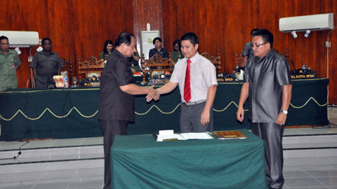 Luntungan bersama Mantiri dan Sondakh usai menandatangani LKPJ 2013 (foto ist)