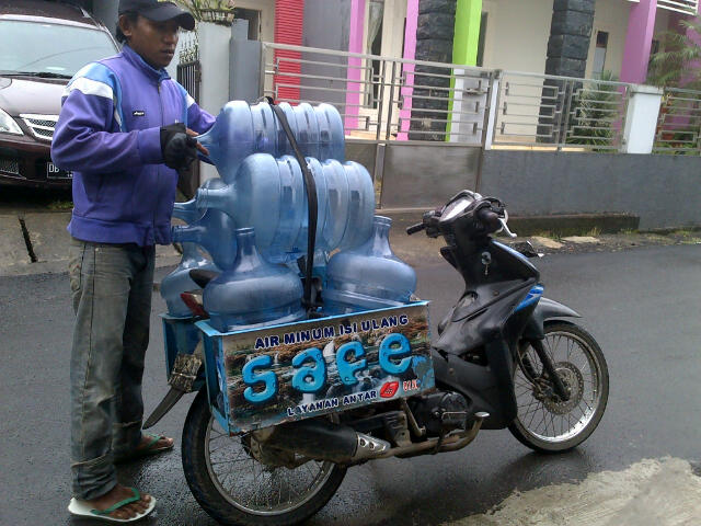 Salah satu pedagang air isi ulang keliling