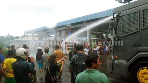 Water canon ketika menyemprotkan air ke kerumunan pedagang (foto beritamanado)