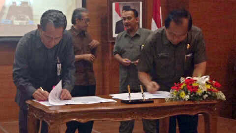 Lomban keteika menandatangani penyerahan Rusunawa (foto ist)