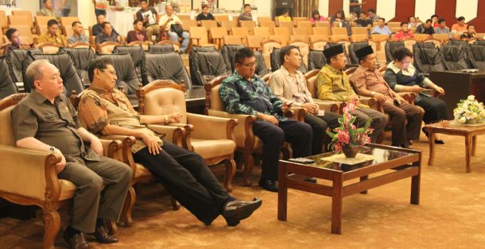 Anggota DPRD dan undangan (foto BeritaManado)